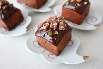 구운헤이즐넛과 호두 그리고 초콜릿으로 장식한 큐브케이크