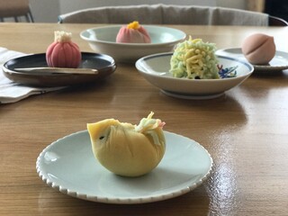 알록달록하고 화려한 일본전통 화과자 새모양 네리끼리(앙금과자)와 빈티지 접시