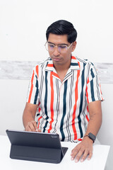 Profesor interactuando con tableta de trabajo