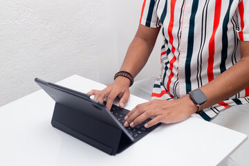 manos interactuando con tablet 