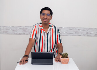 Joven sonriente viendo  su tablet de estudio