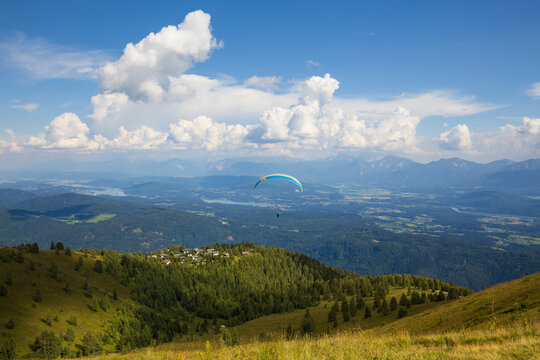 Paragleiter &uuml;ber der Gerlitzen mit Panoramablick auf K&auml;rnten und W&ouml;rthersee