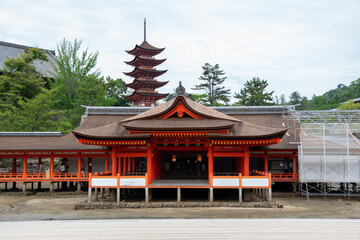 Obraz premium 厳島神社神楽殿と五重塔