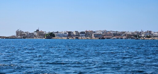 Obraz premium Waterfront Houses on Arwad Island, Syria – Mediterranean Seafront Skyline