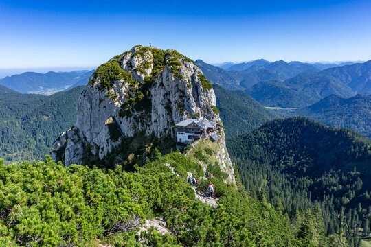 Wandern am Tegernsee in Bayern: Bergtour zum Ro&szlig;- und Buchstein von Wildbad Kreuth aus - Blick auf den Buchstein und die Tegernseer H&uuml;tte