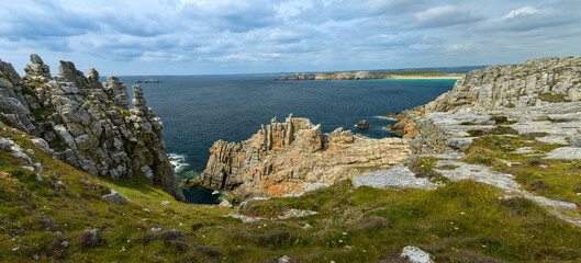 vue panoramique sur les falaises de la côte de la presqu'île de Crozon en Bretagne