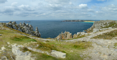 vue panoramique sur les falaises de la côte de la presqu'île de Crozon en Bretagne