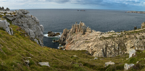 vue panoramique sur les falaises de la côte de la presqu'île de Crozon en Bretagne