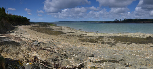 Vue panoramique sur une côte de la rade de Brest en Bretagne, joli ciel et paysage d'été.