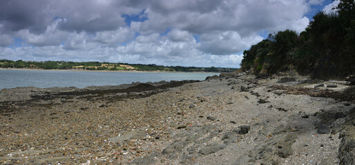 Vue panoramique sur une côte de la rade de Brest en Bretagne, joli ciel et paysage d'été.