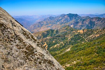 Obraz premium Moro Rock Granite Face Overlooking Forested Mountains in Sequoia National Park