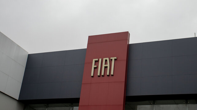 Fachada de concession&aacute;ria FIAT em Bras&iacute;lia, destacando identidade visual, arquitetura comercial e presen&ccedil;a da marca no setor automotivo na capital federal. Bras&iacute;lia DF em 19 outubro 2025
