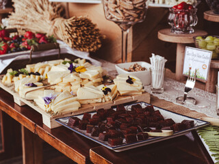 Surtido de quesos con dulce de membrillo elaborado de forma artesanal típico del Bierzo 