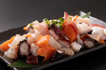 海鮮　刺身ミックス盛り（まぐろ　キハダマグロ　サーモン　たこ）
