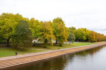 Obraz premium A landscape view with the River Trent in Nottingham and Trees in autumn colour along the embankment.