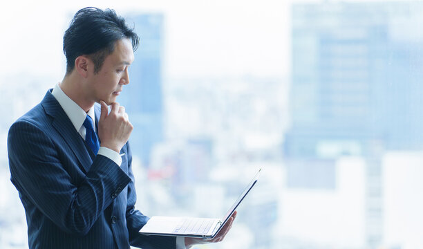 パソコンを使う40代の会社員