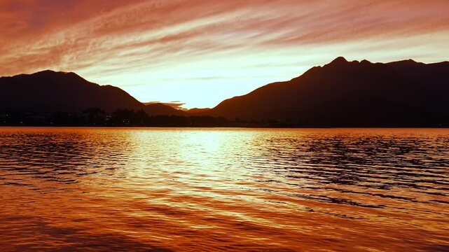 [8K to 4K] 金色に染まる夕焼け空と河口湖の美しい絶景風景