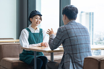 リラックスした雰囲気でビジネス相談をする二人