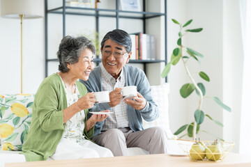 リビングでくつろぐシニアの夫婦
