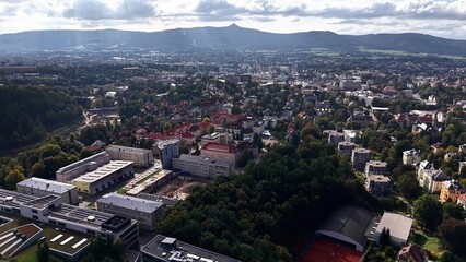 Obraz premium Stunning Aerial View of a Picturesque Scenic City with Majestic Mountains in the Background