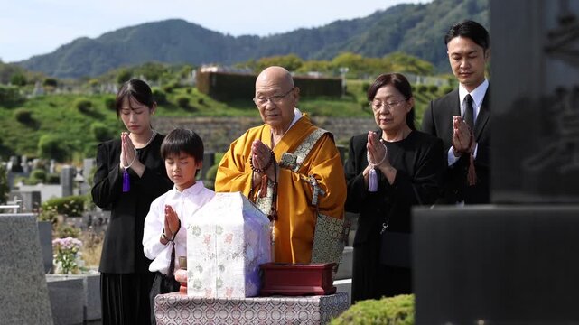 納骨式に参列する遺族