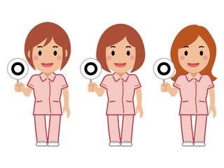 正解の札を上げるピンクの制服の女性看護師