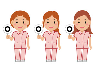 正解の札を上げるピンクの制服の女性看護師。その2