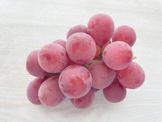 瑞々しいクイーンニーナ（ぶどう）白木のテーブル背景