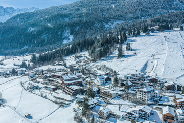 Winter im Tiroler Außerfern, Blick auf den Wintersportort Lermoos in der Zugspitz-Region