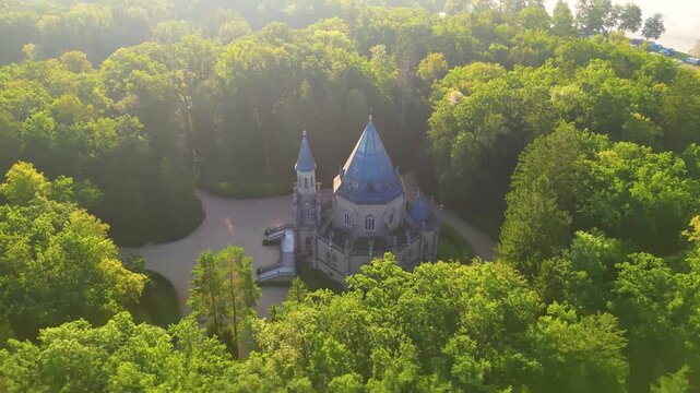The video takes you on a journey to the Schwarzenberg tomb nestled in the woods of Domanin, showcasing its stunning architecture and serene surrounding nature.