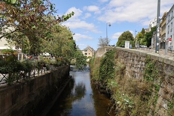 La rivi&egrave;re le Steir dans la ville, ville de Quimper, d&eacute;partement du Finist&egrave;re, Bretagne, France