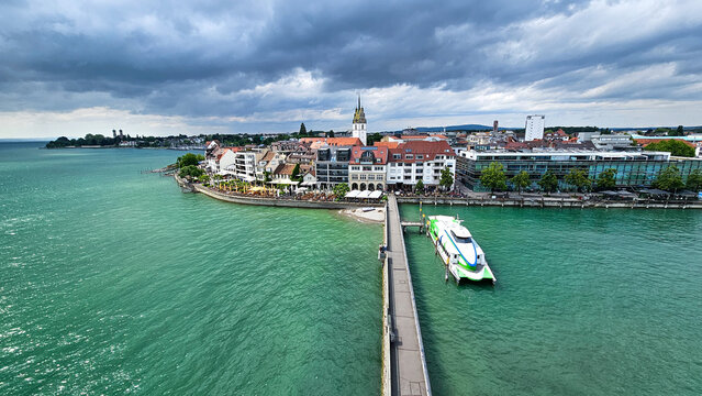 Friedrichshafen, Deutschland: Blick auf die Uferpromenade unter dunklen Wolken