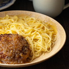 ペペロンチーノとハンバーグ