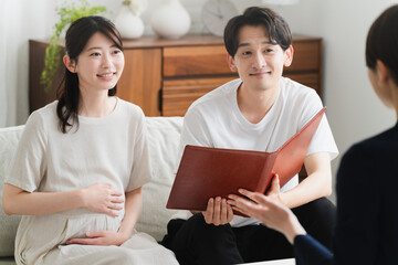 保険の説明を聞く夫婦　ライフスタイルイメージ