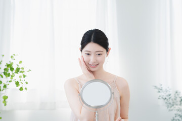 スキンケアをする若い女性　ビューティーイメージ