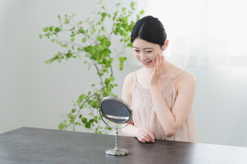 スキンケアをする若い女性　ビューティーイメージ