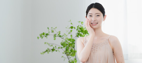 スキンケアをする若い女性　ビューティーイメージ
