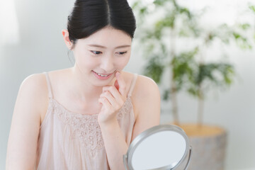デンタルケアをする若い女性　ビューティイメージ