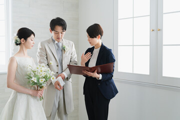 新郎新婦とウエディングプランナー　ウエディングイメージ