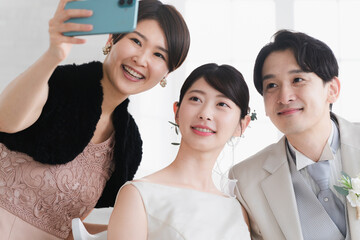 新郎新婦と撮影する友人　ウエディングイメージ