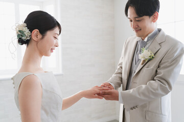 指輪交換をする新郎新婦　ウエディングイメージ