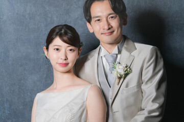 寄り添う新郎新婦　ウエディングイメージ