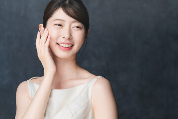 スキンケアをする若い女性　ビューティイメージ