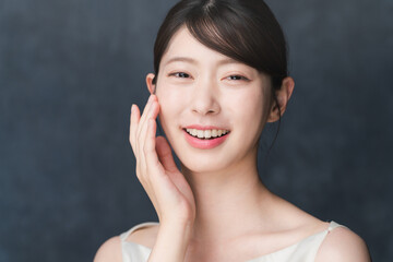 スキンケアをする若い女性　ビューティイメージ