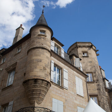 Echauguette &agrave; l'angle d'une ancienne maison de Brive la Gaillarde