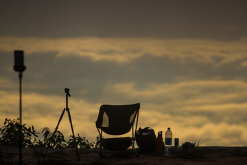 The garden chair is located on the edge of the cliff in the morning, with a sea of mist in the background.