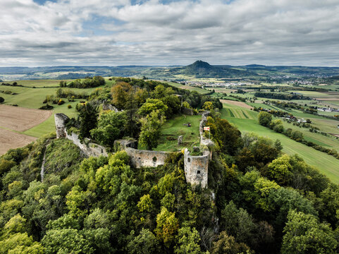 Luftbild von der Vulkanlandschaft Hegau mit dem Hegauvulkan und der Burgruine M&auml;gdeberg, am Horizont der Hohenhewen