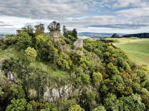 Luftbild von der Vulkanlandschaft Hegau mit dem Hegauvulkan und der Burgruine M&auml;gdeberg, am Horizont der Hohenkr&auml;hen