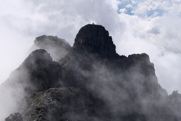 北アルプス、奥穂高岳から望む雲間のジャンダルム