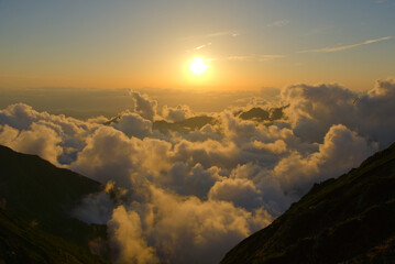 北アルプス、穂高岳山荘から望む夕陽と雲海